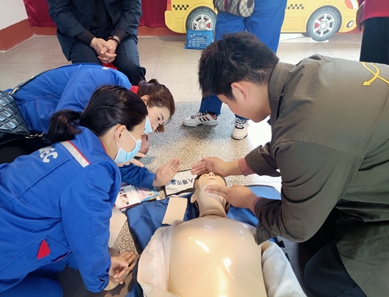 淮南市红十字会为石化职工进行应急救护培训6