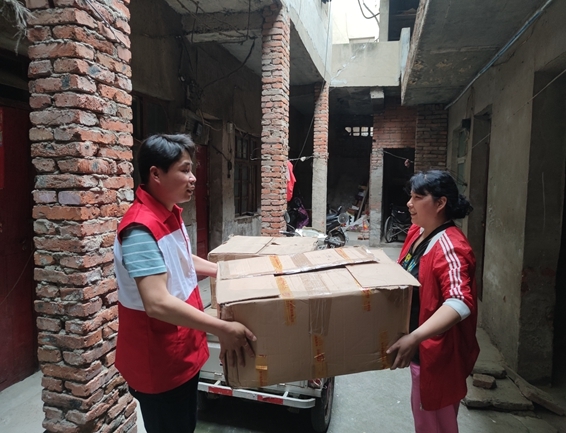 辛劳小商贩捐赠万元爱心鞋1