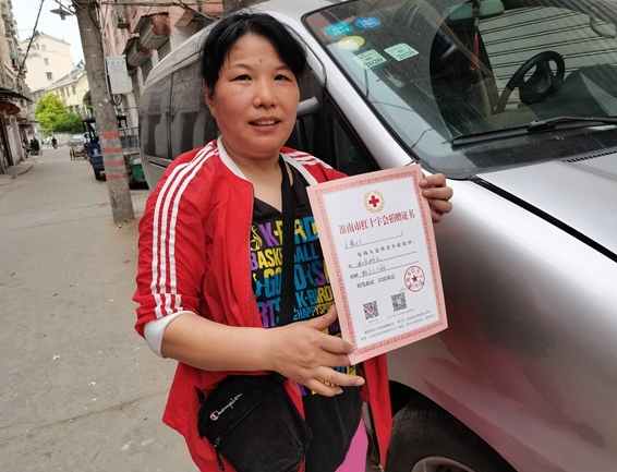 辛劳小商贩捐赠万元爱心鞋5