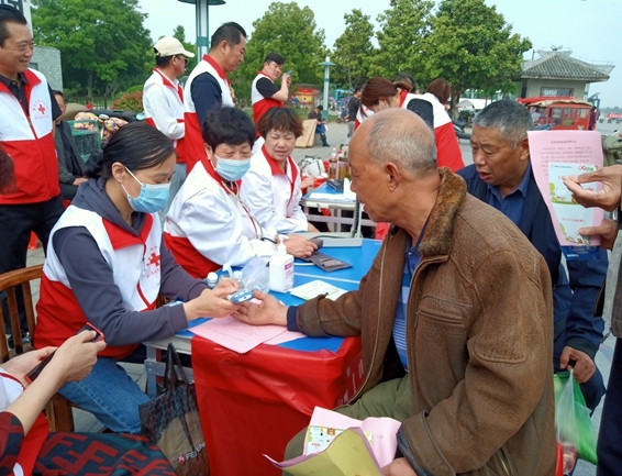 淮南市红十字会好人朱士兵志愿服务队开展助残日服务活动1