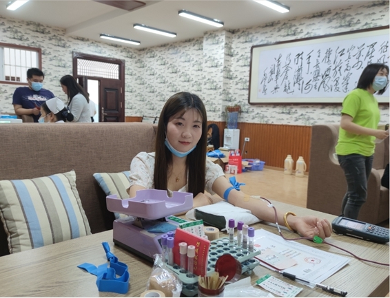 淮南市红十字志愿者连续开展献血采样服务12