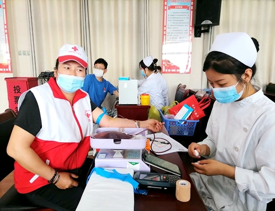 淮南市红十字志愿者连续开展献血采样服务16