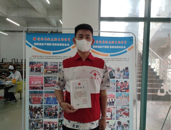 淮南市红十字志愿者连续开展献血采样服务2