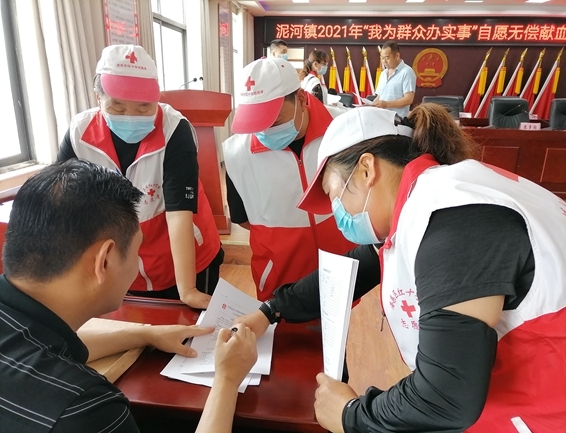 淮南市红十字志愿者连续开展献血采样服务21