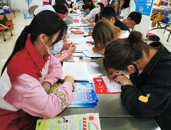 淮南市红十字志愿者连续开展献血采样服务4