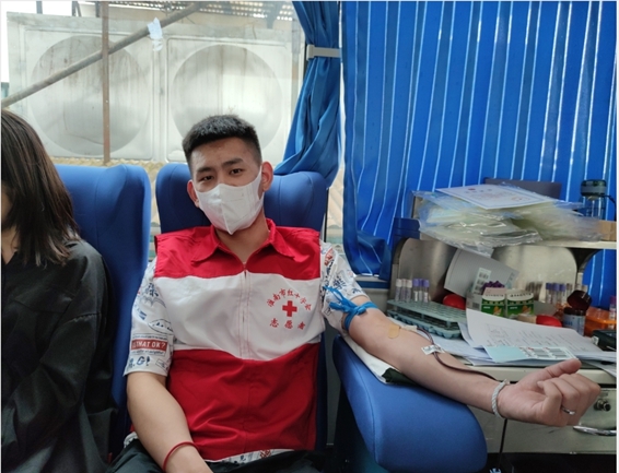 淮南市红十字志愿者连续开展献血采样服务6