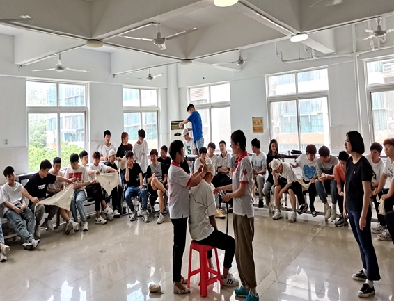 淮南市红十字会为淮职首届高铁旅游专业毕业生进行应急救护培训3