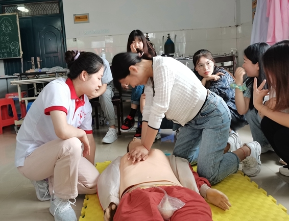 淮南市红十字会为淮职首届高铁旅游专业毕业生进行应急救护培训8