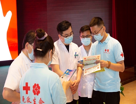世界献血者日市红十字志愿者用热血和行动献礼14
