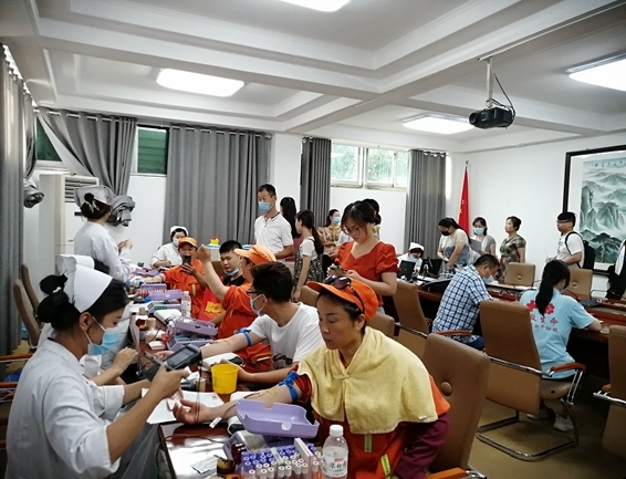淮南市红十字志愿者在谢集区开展献血和采样服务1