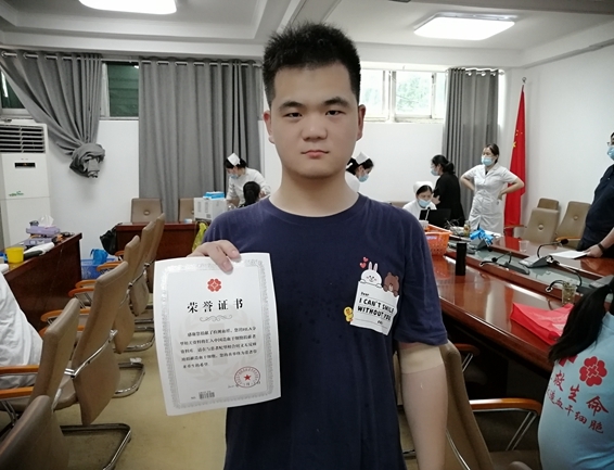 淮南市红十字志愿者在谢集区开展献血和采样服务11