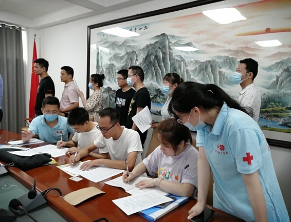 淮南市红十字志愿者在谢集区开展献血和采样服务2