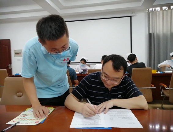 淮南市红十字志愿者在谢集区开展献血和采样服务3