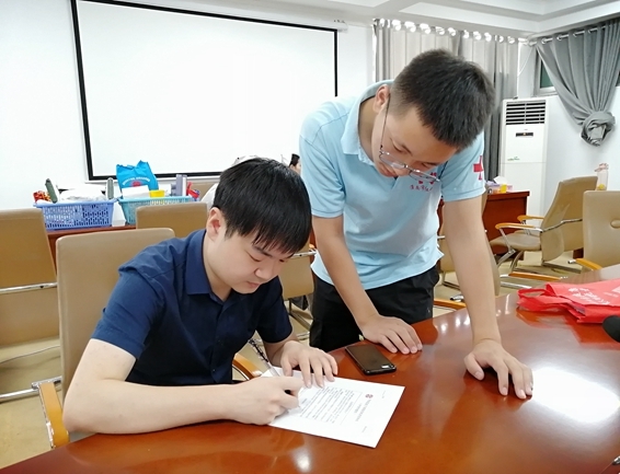 淮南市红十字志愿者在谢集区开展献血和采样服务7