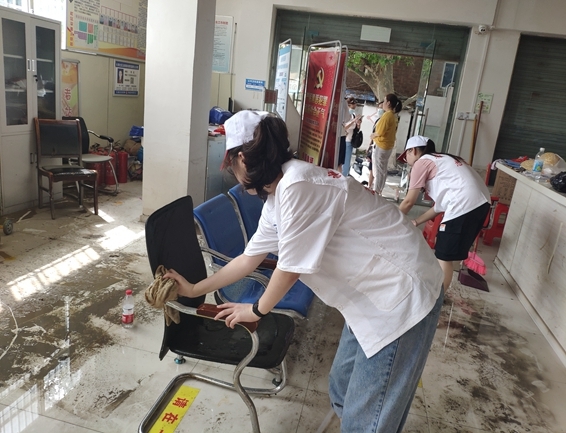 洪灾无情志愿者有爱16