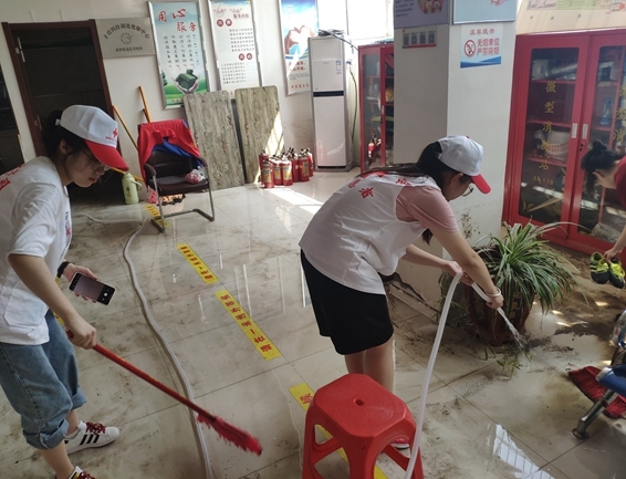 洪灾无情志愿者有爱17