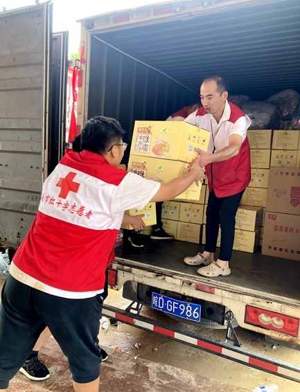 淮南市红十字志愿者再顶风冒雨连夜驰援河南灾区12
