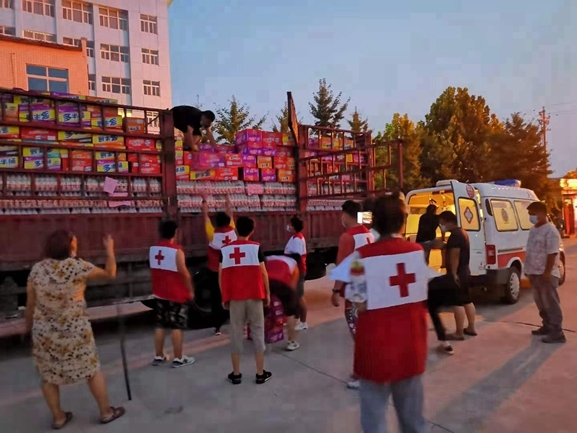 淮南爱心企业再为河南灾区送爱心15