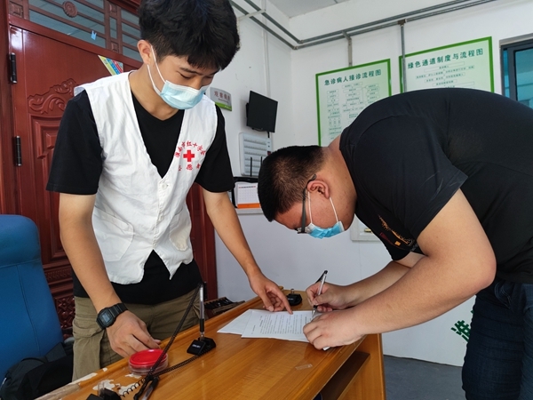 淮南市红十字志愿者协助新冠疫苗接种2