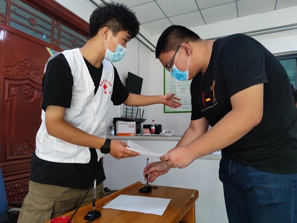 淮南市红十字志愿者协助新冠疫苗接种3