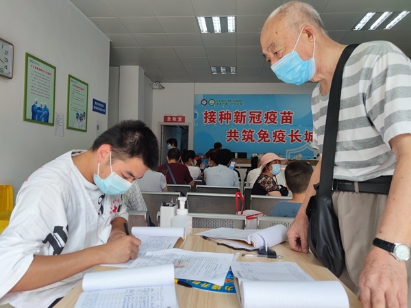 淮南市红十字志愿者协助新冠疫苗接种5