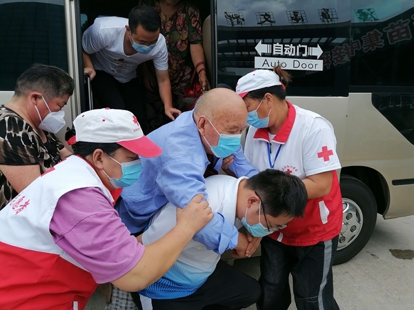 潘集区红十字志愿者再次协助区新冠疫苗集中接种2