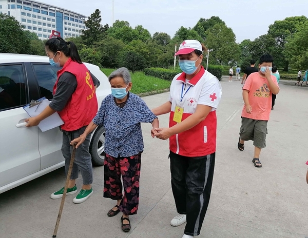 潘集区红十字志愿者再次协助区新冠疫苗集中接种3