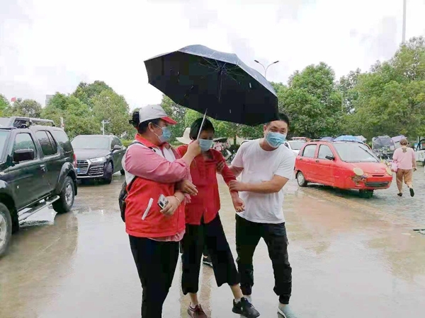 潘集区红十字志愿者再次协助区新冠疫苗集中接种4