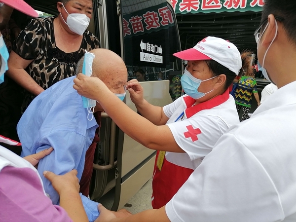 潘集区红十字志愿者再次协助区新冠疫苗集中接种6