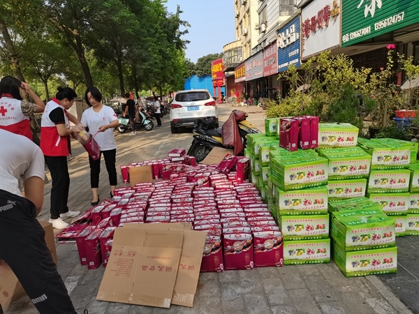 淮南市红十字会好人朱士兵志愿服务队中秋慰问孤寡残疾老人1