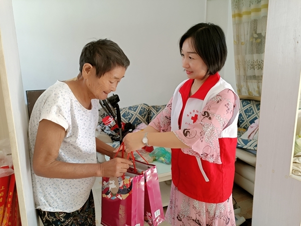 淮南市红十字会好人朱士兵志愿服务队中秋慰问孤寡残疾老人4