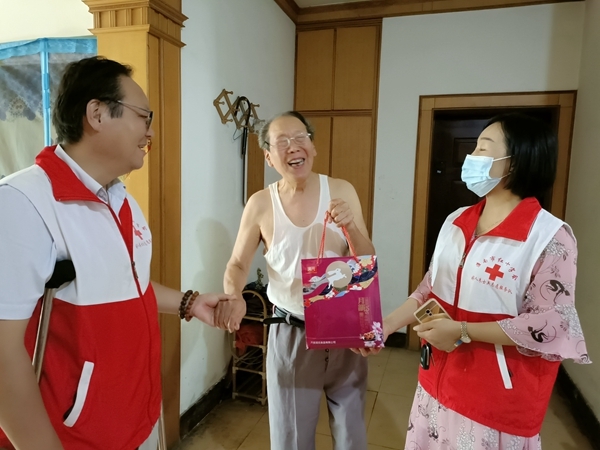 淮南市红十字会好人朱士兵志愿服务队中秋慰问孤寡残疾老人5