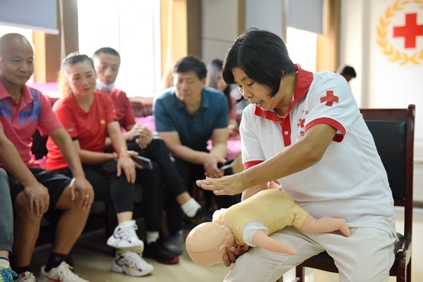 淮南50名马拉松爱好者成为救护员为跑马保驾护航2