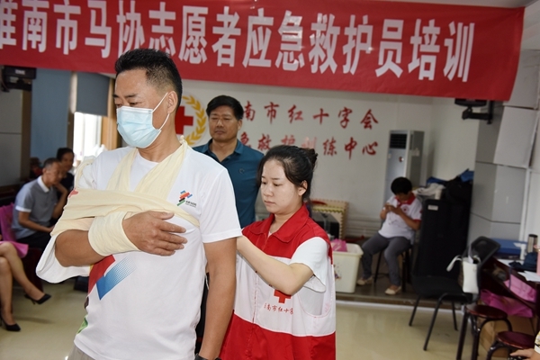 淮南50名马拉松爱好者成为救护员为跑马保驾护航7