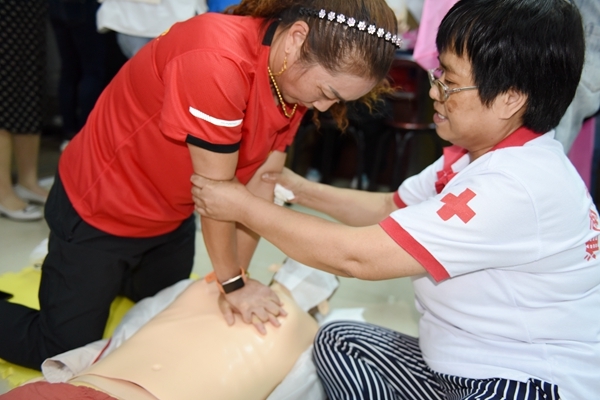 淮南50名马拉松爱好者成为救护员为跑马保驾护航8