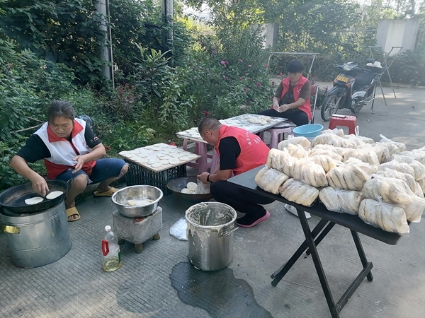 500个糖饼甜透环卫工的心1