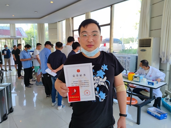 捐热血储备爱献份礼 淮南踊跃献血迎国庆12