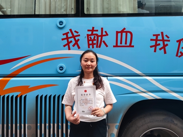 捐热血储备爱献份礼 淮南踊跃献血迎国庆15