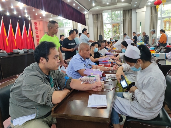 捐热血储备爱献份礼 淮南踊跃献血迎国庆19