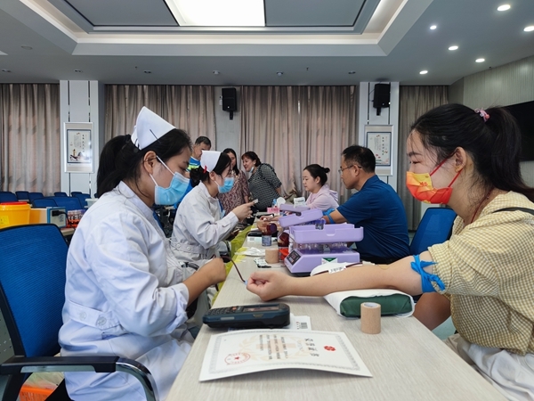 捐热血储备爱献份礼 淮南踊跃献血迎国庆20