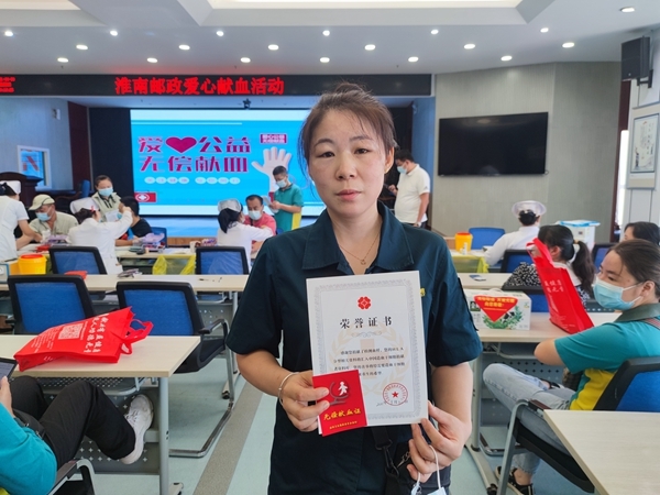 捐热血储备爱献份礼 淮南踊跃献血迎国庆21