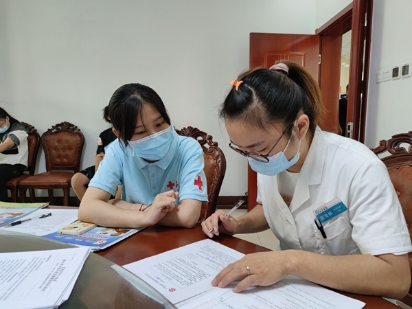 捐热血储备爱献份礼 淮南踊跃献血迎国庆6