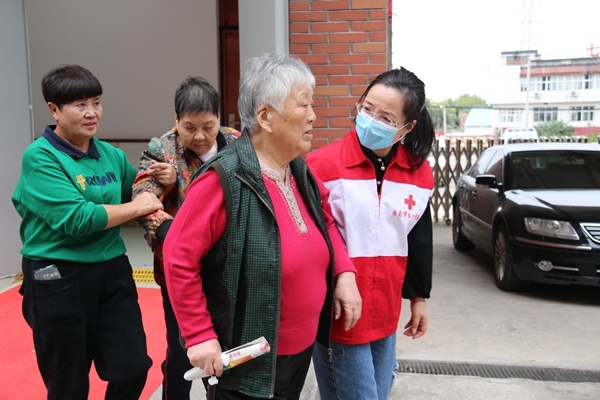 淮南广电“帮忙”志愿者帮到孤寡老人心坎上3