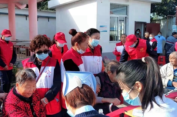 老志愿者陪孤寡老人过重阳3