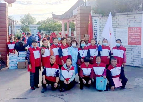 老志愿者陪孤寡老人过重阳4