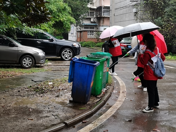 淮南市红十字会冒雨帮助共建社区清理环境卫生2