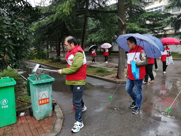 淮南市红十字会冒雨帮助共建社区清理环境卫生4