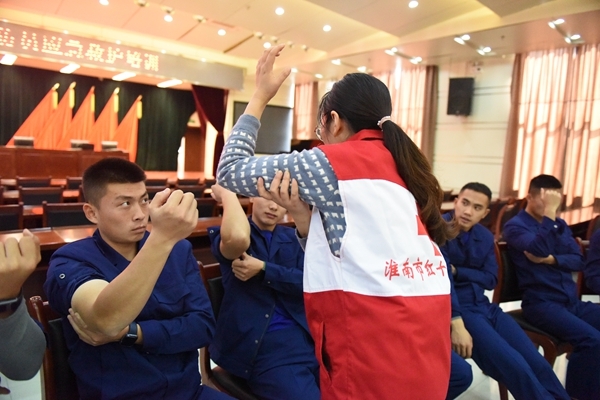 淮南市红十字会为消防新员培训应急救护1