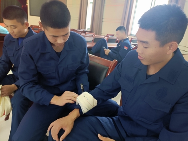 淮南市红十字会为消防新员培训应急救护21