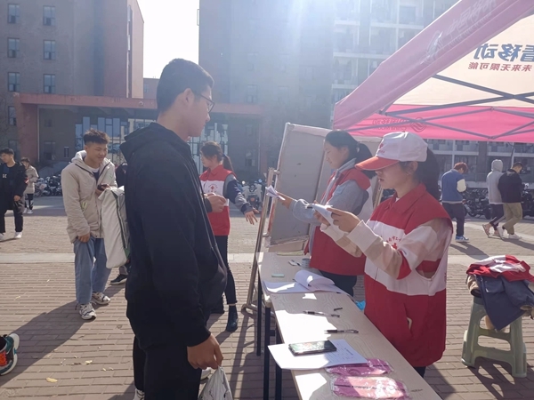 安徽理工大学红十字志愿者开展防艾宣传2